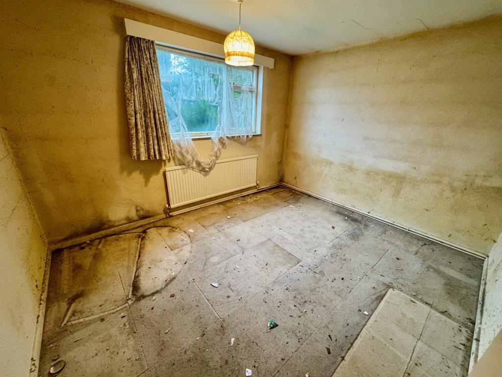 Lot: 164 - DETACHED BUNGALOW WITH GARAGE FOR TOTAL REFURBISHMENT - Bedroom 2